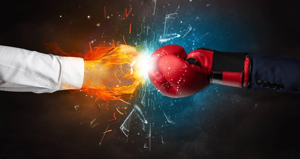 Fighting händer att bryta glas med eld och vatten — Stockfoto