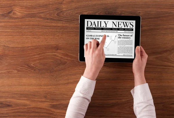 Hand mit Tablet Nachrichten lesen — Stockfoto