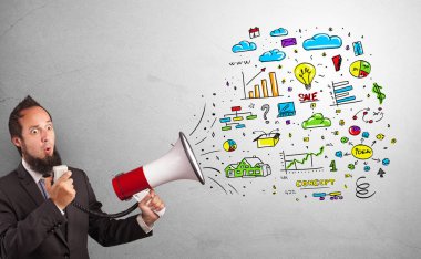 Ofis konsepti ile hoparlörde konuşan kişi