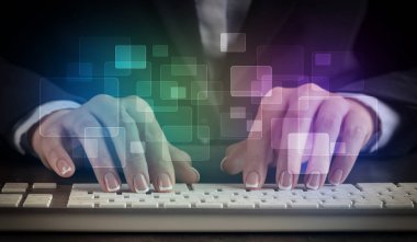 Renkli konsepti ile klavye yazarak kadın