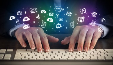 Klavye uygulama simgeleri ile yazarak kadın