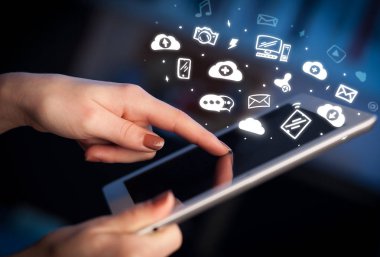 Tablet ile sosyal medya kavramı holding