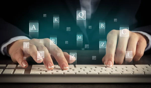 Frau tippt auf Tastatur mit Buchstaben herum — Stockfoto