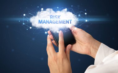 Bulut iş konsepti olan akıllı telefon kullanımı