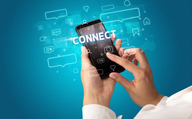 Sosyal medya kavramına sahip akıllı telefon kullanımı