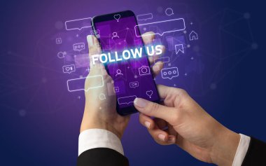 Sosyal medya kavramına sahip akıllı telefon kullanımı