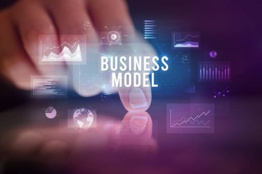 İş grafikleri ve simgeler konseptiyle tablete dokunmak