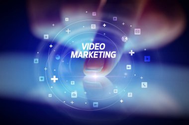 Sosyal medya simgeleri kavramlı parmak dokunuşu tableti