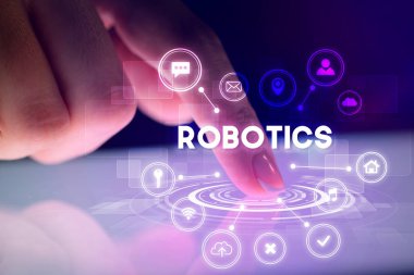 Web teknolojisi simgeleriyle tablete dokunmak