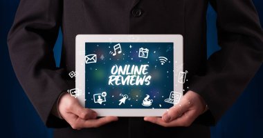 Tablet tutan kişi, sosyal ağ kavramı