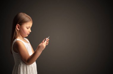 Tablet ile koyu arka plan kullanarak sevimli küçük kız