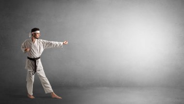 Boş bir alanda mücadele küçük karate adam