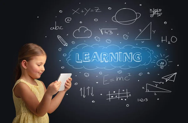 Niño pequeño usando en la tableta con concepto educativo —  Fotos de Stock