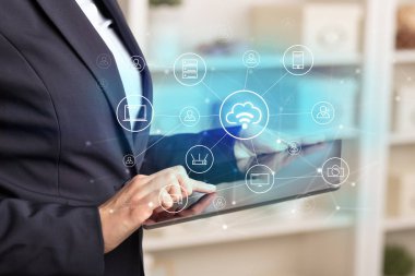 İş kadını tablet bulut teknoloji kavramı ile kullanma