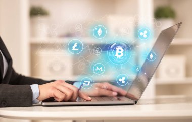 Bitcoin bağlantı ağı ve online kavramı ile dizüstü bilgisayar üzerinde çalışan iş kadın