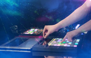 partinin kulüp renkler ile MIDI denetleyicisi müzik karıştırma