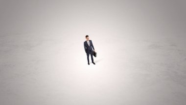 Boş bir alanı ortasında duran işadamı