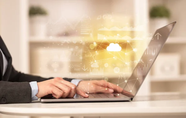 Mulher de negócios trabalhando no laptop com conceito de tecnologia em nuvem — Fotografia de Stock