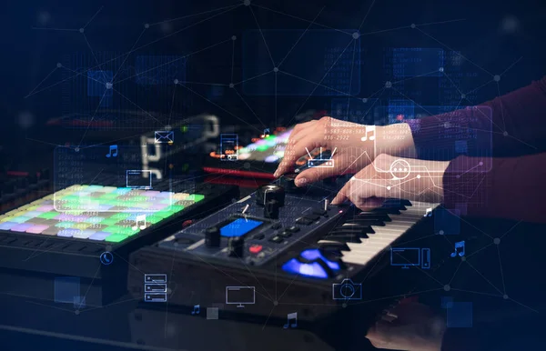 Mão misturando música no controlador midi com música de jogo e conceito multimídia — Fotografia de Stock