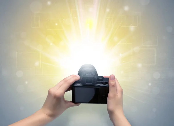 Fotografia a mano con concetto flash incandescente — Foto Stock