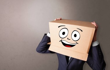 Mutlu karton kutu yüzü ile genç çocuk