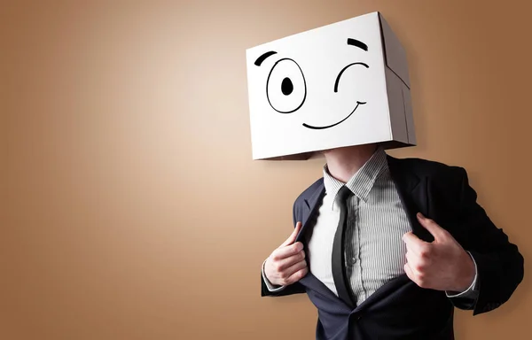 Homme avec tête de boîte en carton souriante — Photo