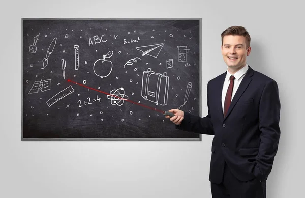 Bonito homem ensinando em sala de aula — Fotografia de Stock