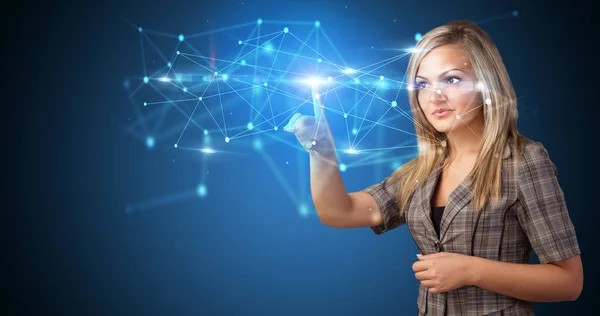 Vrouw aanraken web hologram — Stockfoto