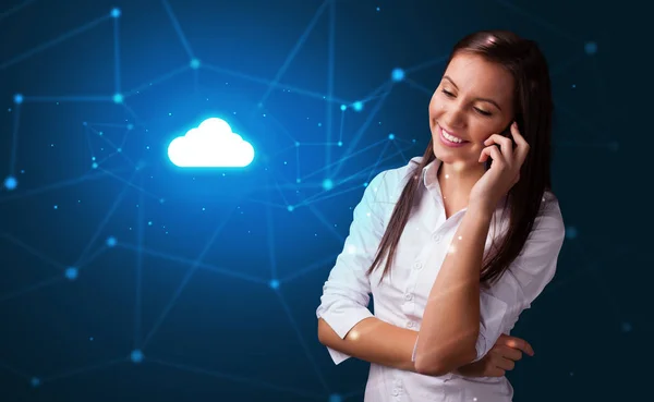 Osoba rozmawia przez telefon z koncepcja technologii chmury — Zdjęcie stockowe