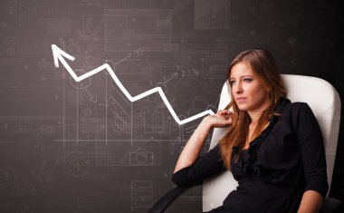 Artan grafik kavramı ile duran kişi
