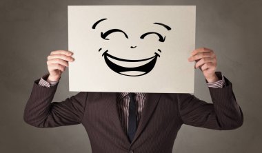 Bir kağıt doodle ifade yüzünün önünde tutan kişi