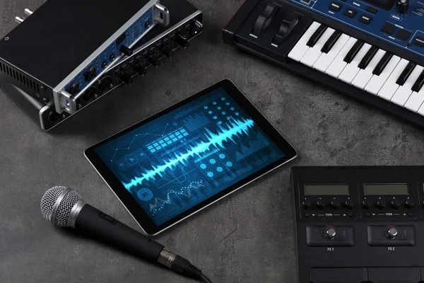 Instrumenty muzyczne i tablet z aplikacji nagrywania — Zdjęcie stockowe