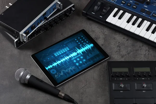 Instrumentos de música e tablet com aplicativo de gravação — Fotografia de Stock