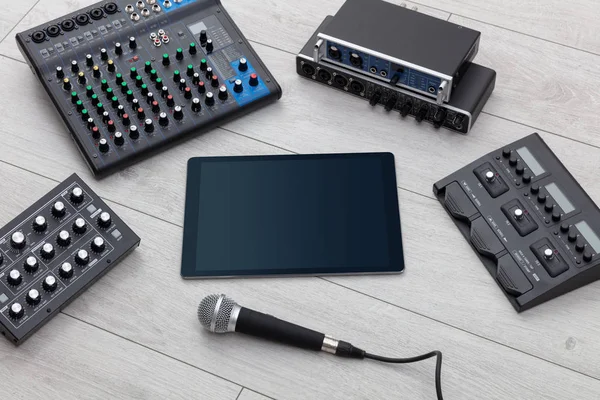 Tablet e strumenti di musica elettronica — Foto Stock