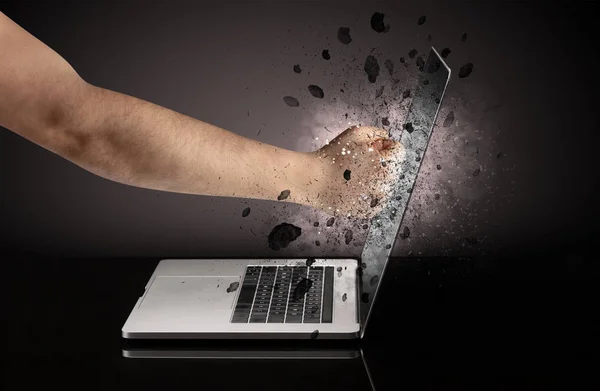 Hand bryter laptop glasögon — Stockfoto