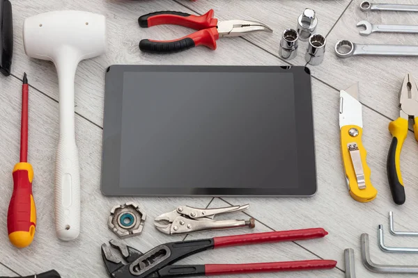 Ev aletleri ve tablet ile boş perde