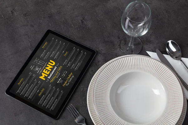 Naczynia z menu online na tablecie — Zdjęcie stockowe