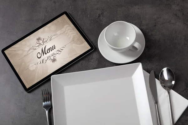 Eleganter gedeckter Tisch mit stilvollem Restaurant-Logo — Stockfoto