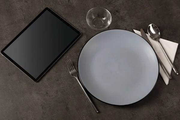 具有平板电脑概念的餐具 — 图库照片