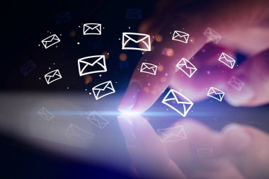 Beyaz mesaj sembolleri yukarıdaki tabletiyle dokunmadan parmak