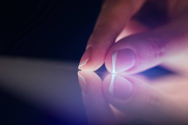 Tablet koyu arka plan ile dokunmadan parmak
