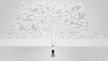 Küçük adam bir sonsuzluk labirent önünde ayakta