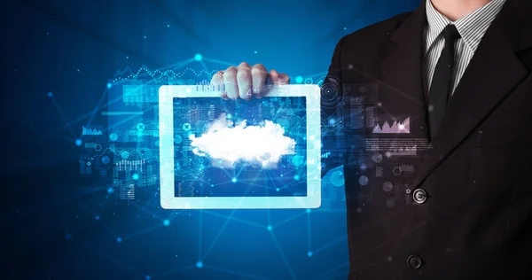 Tableta de mano con concepto de tecnología en la nube — Foto de Stock