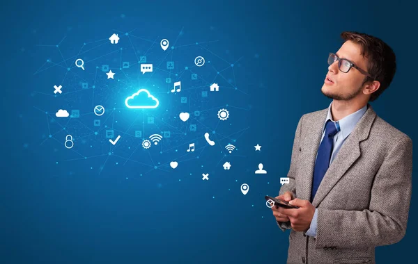Person som använder telefonen med cloud teknik konceptet — Stockfoto