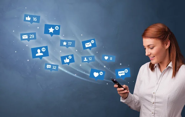 Jovem usando telefone com conceito de mídia social — Fotografia de Stock