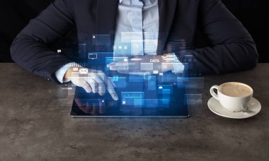 İş kadını tablet genel veritabanına konsepti ile çalışma
