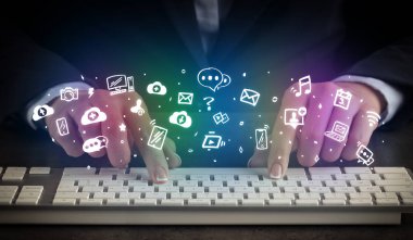 Klavye uygulama simgeleri ile yazarak kadın