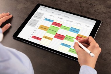 İş kadını zamanlama her programı Tablet