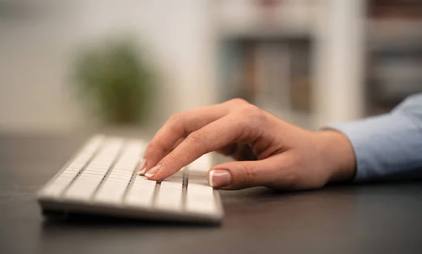 Επιχειρήσεων γυναίκα χέρι πληκτρολογώντας στο πληκτρολόγιο — Φωτογραφία Αρχείου