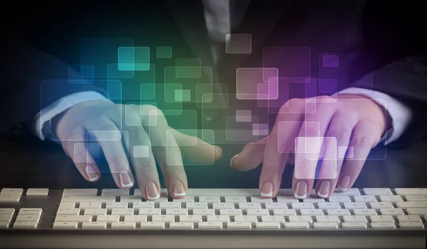 Mujer escribiendo en el teclado con concepto colorido —  Fotos de Stock